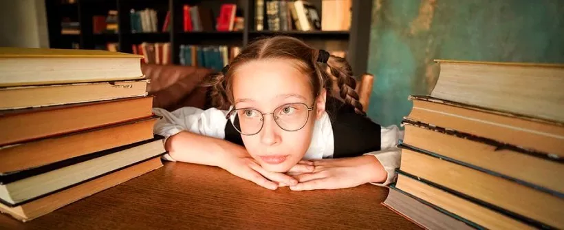 Без сил: почему ребенок еле тянет школу и как вернуть ему энергию